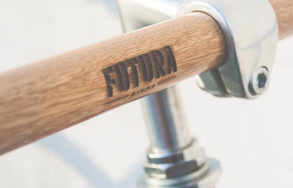 Дървена кормилна лента с надпис "FUTURA" и метална скоба.