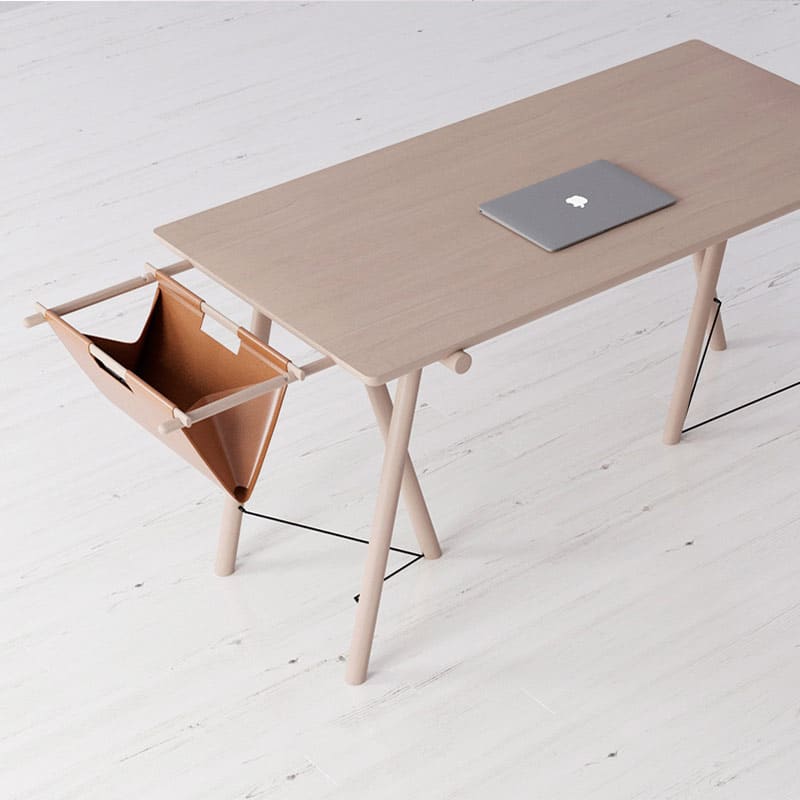 Дървена маса с лаптоп и страничен органайзер за документи.