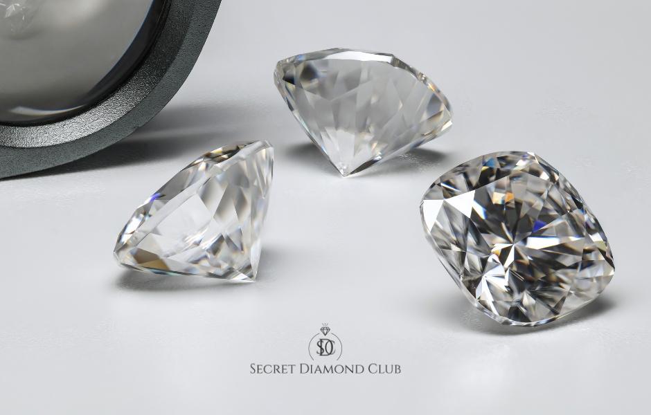 Три прозрачни диаманта на светъл фон, с лого на Secret Diamond Club в долната част.