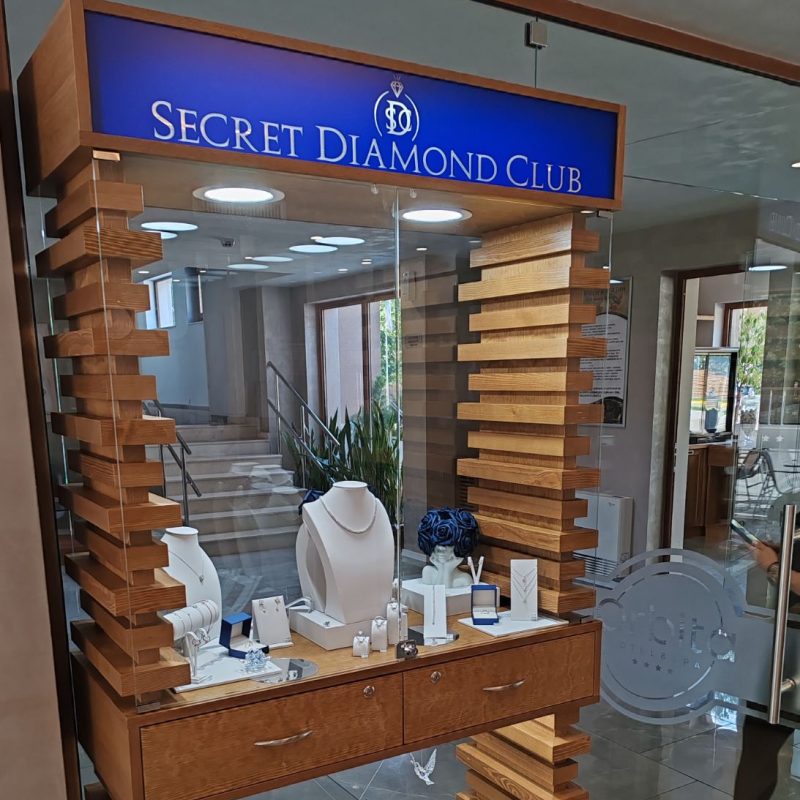 Витрина на бижутерски магазин с надпис "Secret Diamond Club" и експонати от бижута.