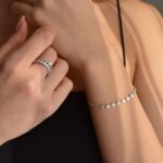 Сребърна гривна с мойсанит Adeline, носена на ръка, с блестящи камъни.