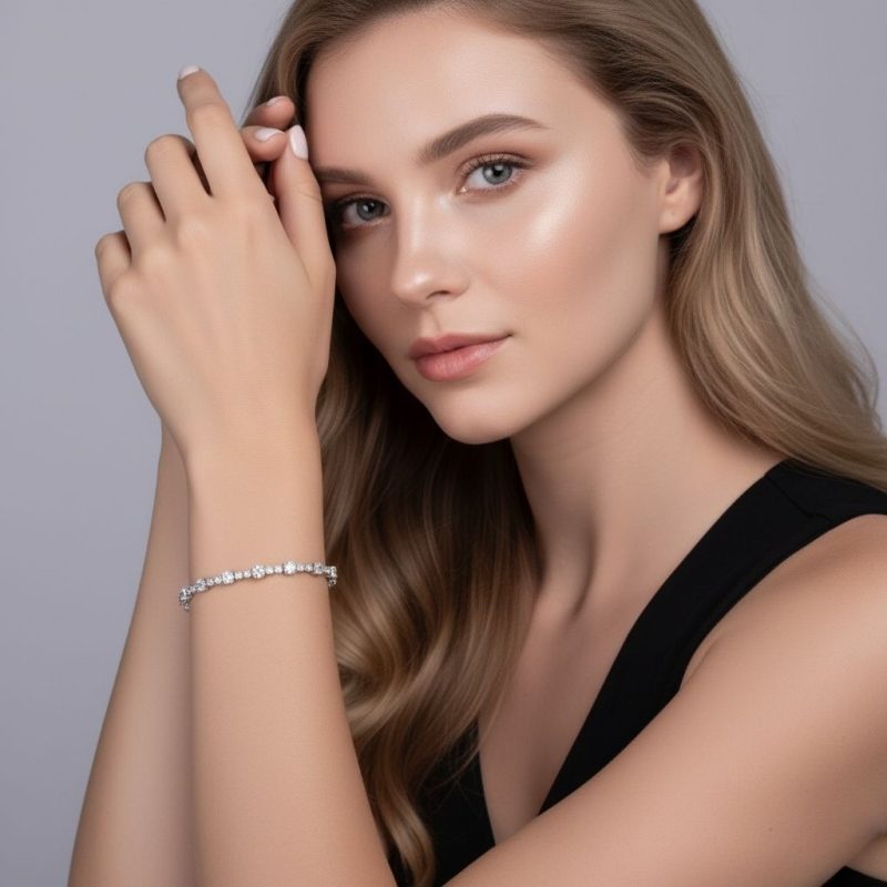 Сребърна тенис гривна с мойсанит Anastasia, носена на ръката на жена с дълга коса.
