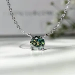 Сребърно колие със зелен мойсанит, с кръгъл камък, поставен на нежна верижка.
