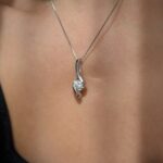 Сребърно колие с мойсанит Juliette, носено на врата, с елегантен дизайн и блестящ камък.