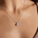 Сребърно колие с мойсанит Lana, носено на гола кожа, с деликатна верижка и изискано окачване.