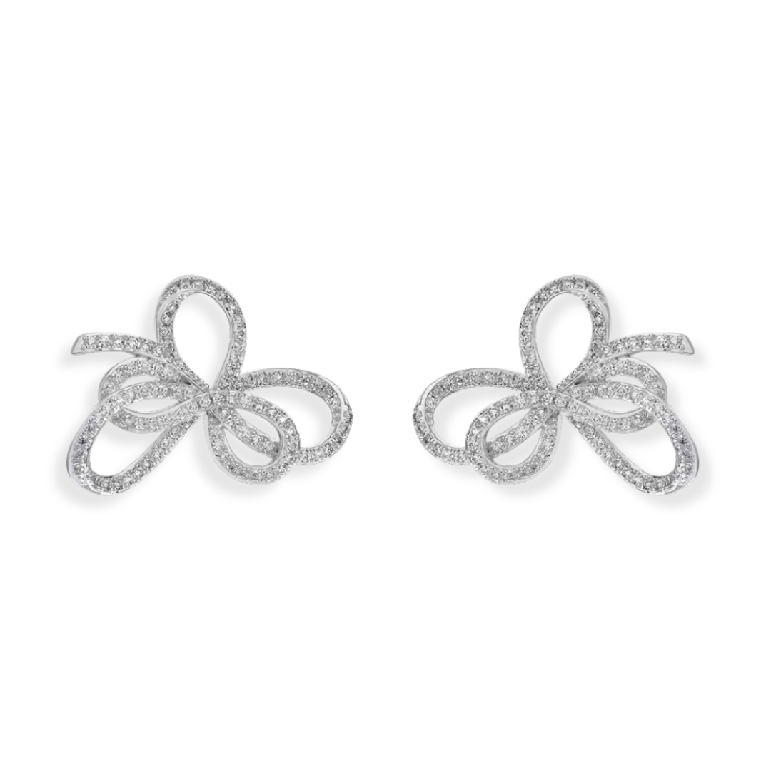 ribbon-dreams-9-1.png Сребърни обеци с мойсанит Ribbon dreams, оформени като нежни ленти с блестящи детайли.
