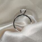 Златен пръстен 14К с IGI лабораторен диамант E VVS1.75ct, излъчващ блясък върху сатенена повърхност.