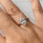 Златен пръстен 14К с IGI лабораторен диамант E VVS1.75ct и мойсанит, поставен на пръст.